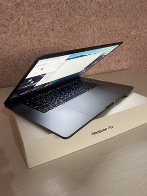 Macbook pro 2017 i7 16/256 kareadan kelgan