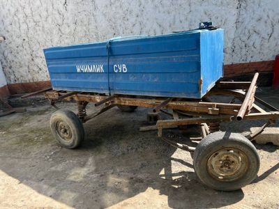 Suv tashish uchun pritsepli arava.