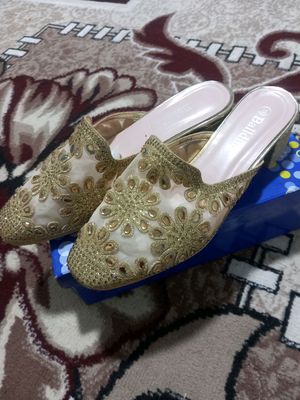 Kelinlar uchun 1 marta kiyilgan yangi oyoq kiyim