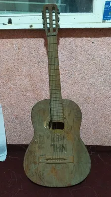 Gitara sotiladi azgina singan joyi bor