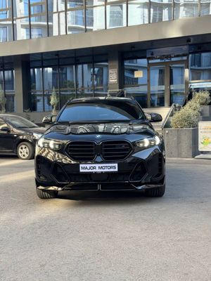 BMW X7 M60i.