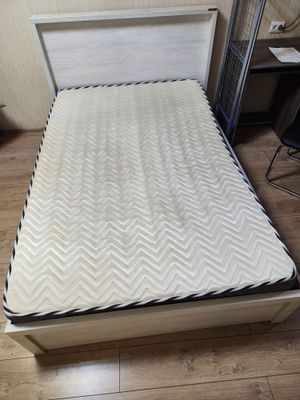 Продаю кровать с матрасом 130×200 см