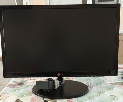 Монитор LG LED 22EA53 и клавиатура.