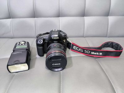 Продаю свою фотокамеру Canon EOS 5D Mark III в хорошем состоянии