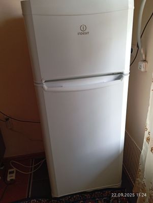 Холодильник INDESIT 249л б/у