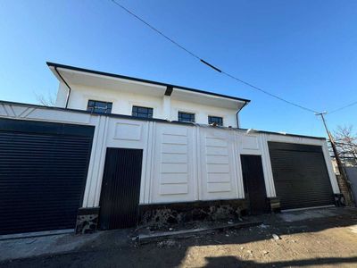 Oq uy махалласида 2,1 сотихлик 3 каватли 230 квадратлик оппок хонадон