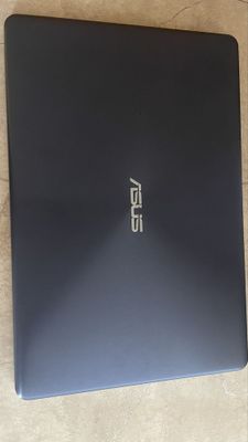 Asus vivobook sotiladi
