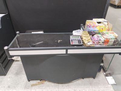 Kassa stol sotiladi
