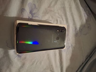Samsung A40 на запчасти, не рабочий
