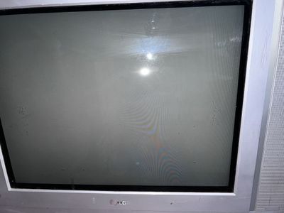 Телевизор LG старый, рабочий