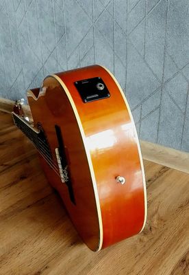 klassik gitara, ekvalayzorni qollab quvatlaydi.