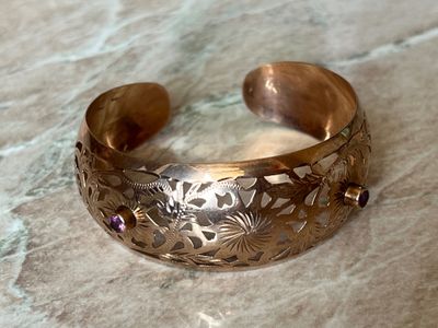 Tilla taqinchoqlar sotiladi