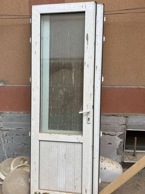 Продаются пластиковые окна и двери 15 штук состояние хорошие б/у