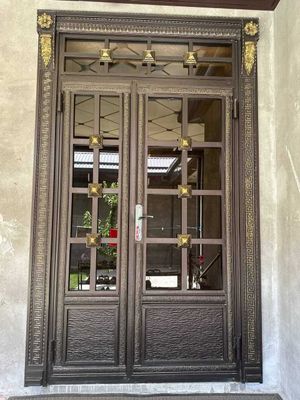 Temir oynali kofka eshik 140x255 dala hovli uchun
