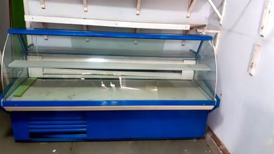 Vitrina tez va kelishilgan narxda sotiladi
