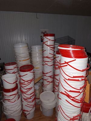 Birmarta ishlatilgan paqirlar sotiladi