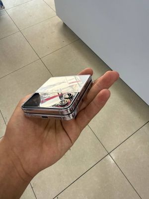 Z flip 4 256Gb tiniq