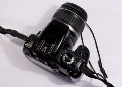 Canon d400 sotiladi.