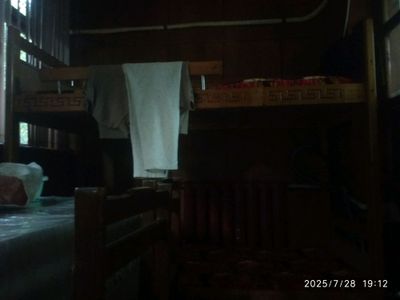 двух этажны кровать сделано из дерево лесница есть