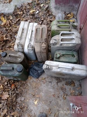 продам канистры разные
