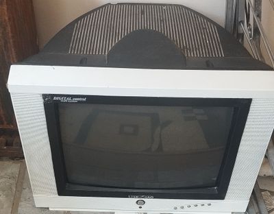 Televizor sotiladi
