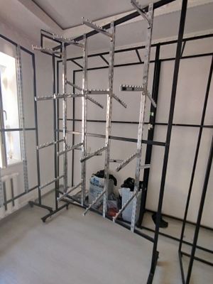 Giyim magazinla uchun veshilkala sotiladi