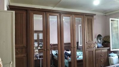 Шкаф+спальный кроват+трюмо сотилади