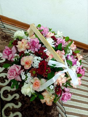 Цветы на корзине