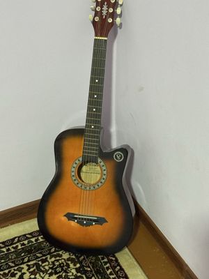 Gitara yangi umuman chalinmagan ofisda turga