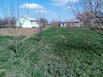 Жой сотилади, бу́линадиган. Нархи келишилади.