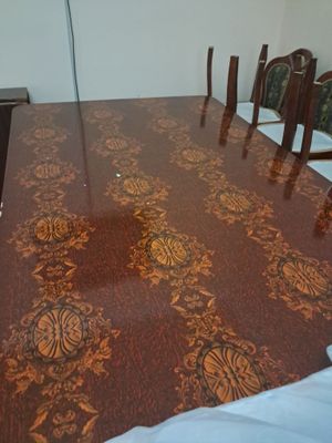 Mehmonxona uchun stol va stullar