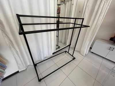 Прочный и стильный напольный вешалка на колесиках