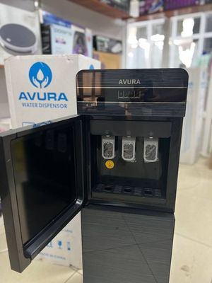 Кулер для воды от AVURA с нижней загрузкой воды.