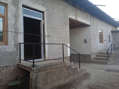 Uchaska sotiladi 8 sotix gaz suv svet bor