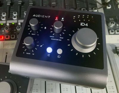 Audient id4 sotiladi srochni