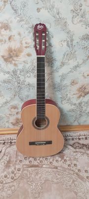 Gitara yangi, qirilmagan