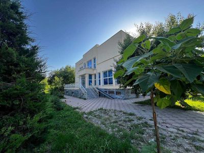 3 уровневое здание на Кара-су, 8 соток. Коммерческое помещение. 838 м²