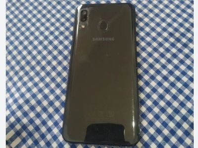 Samsung A20 zudlik bilan sotiladi.