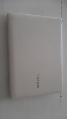 Samsung Mini noutbuk (netbuk) srochna sotiladi