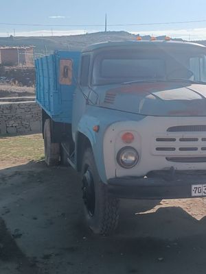 Zil 130 ezilmagan.Menilmagan fermani mashinasi bo'lgan benzinda yurgan