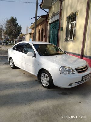 Lacetti 1.8 sotiladi