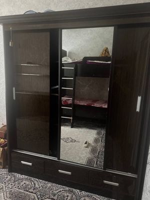 Katta divan, 2 etaj kravat, dars qilish uchun parta, va kiyim javoni