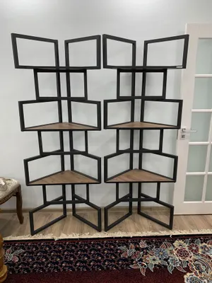 Полки уголки выполнены из материала для офисов