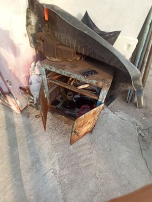 Продам тиски производства СССР...для хозяйства..с железными шкафчик.