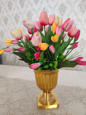 Композиция из искусственных цветов