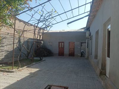Srochna hovli sotiladi
