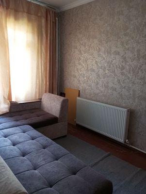 Продается 3 комнатная квартира. В центре янгибазара. Этаж 2.