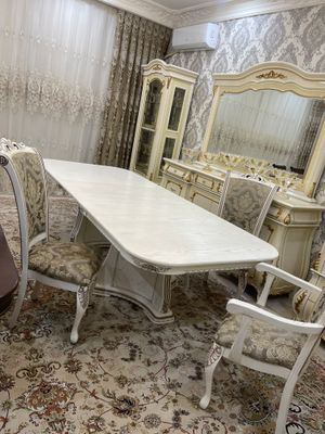Стол и 12 стульев