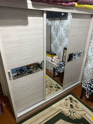 Srochniy spalniy kamot shkaf va stenka sotiladi