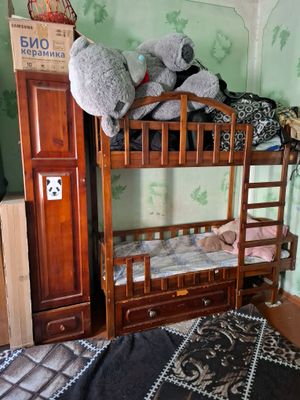 двухэтажная кровать и в комплекте шкаф маленький